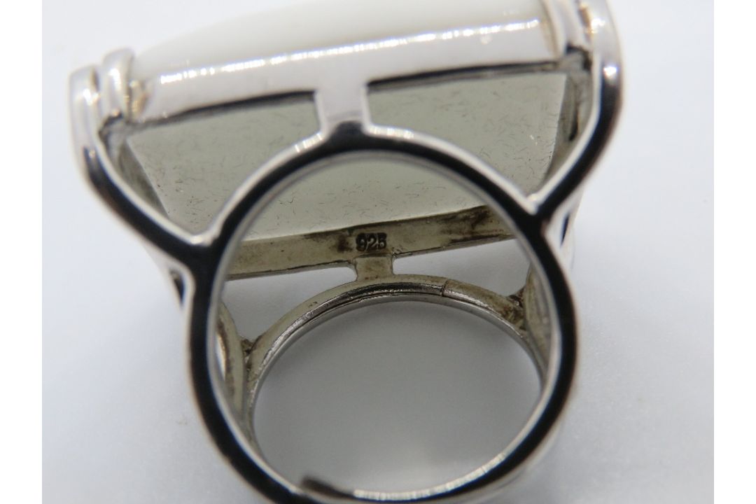 A large 925 silver and white hardstone r - Image 4 of 4