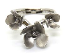 A silver floral ring, stamped 925, size