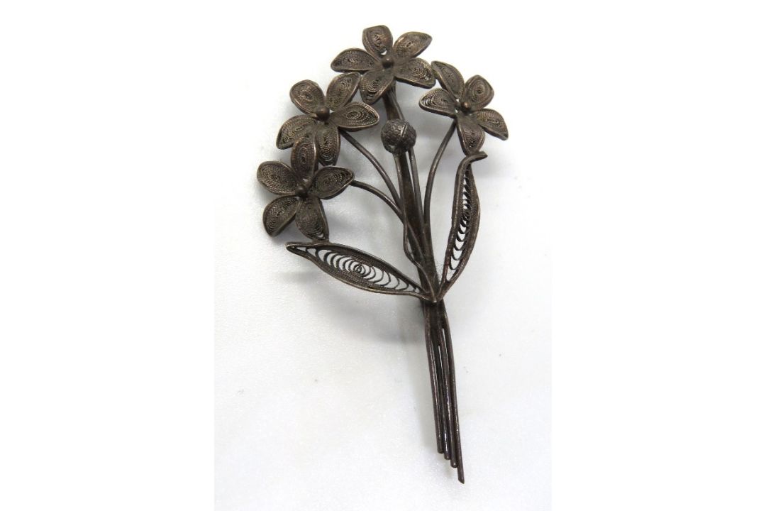 A filigree floral brooch, no apparent ha - Image 1 of 2