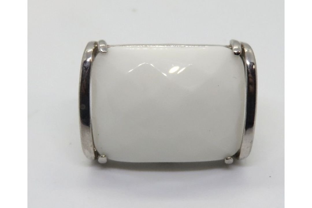A large 925 silver and white hardstone r - Image 1 of 4