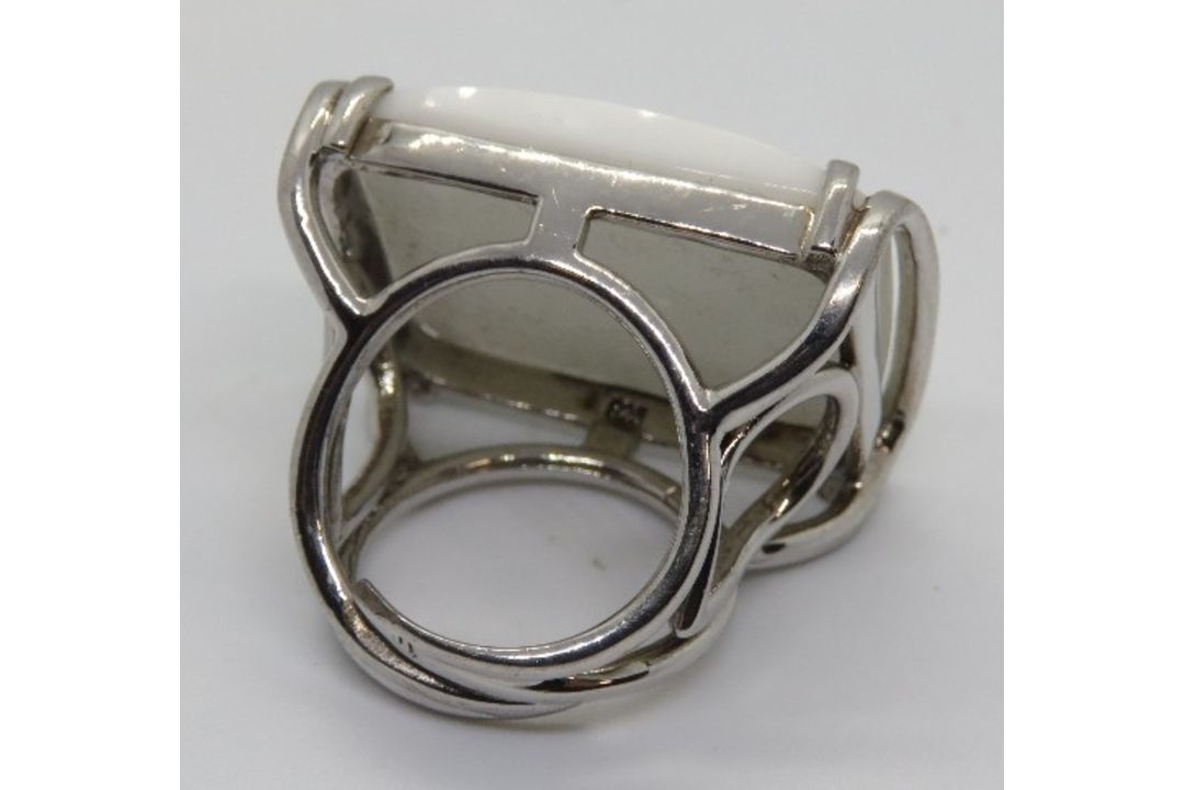 A large 925 silver and white hardstone r - Image 3 of 4