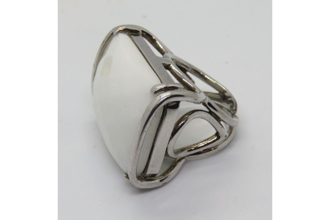 A large 925 silver and white hardstone r - Image 2 of 4