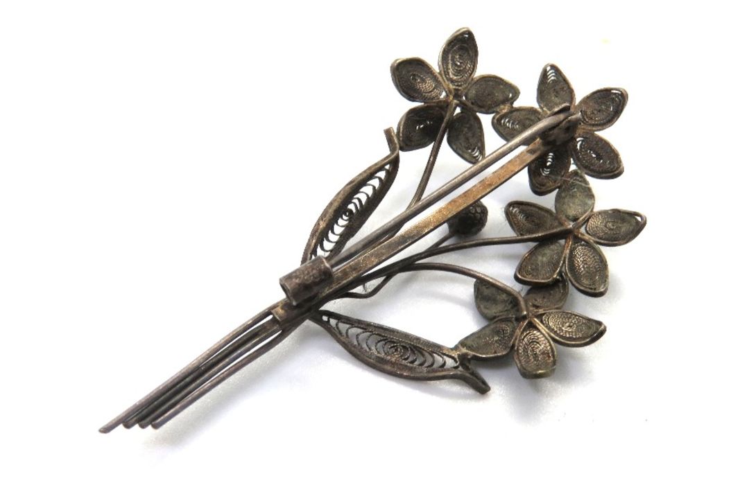 A filigree floral brooch, no apparent ha - Image 2 of 2