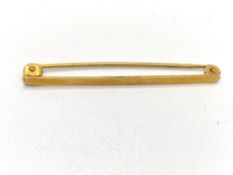 A 9ct gold bar brooch, stamped 9ct, 1.2g.