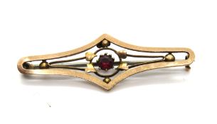 A 9ct gold bar brooch having central garnet, stamped 9ct, 1.7g.
