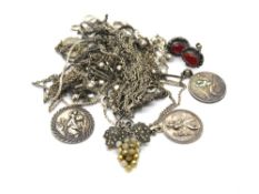 A quantity of assorted silver and white metal jewellery, 42g.