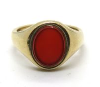 A 9ct gold signet ring set with carnelian, hallmarked 375, size K, 4.9g.