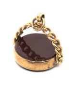 A 9ct gold spinning fob set with bloodstone and carnelian, hallmarked 375, 2.7cm wide.