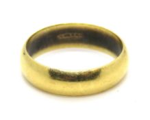A substantial 18ct gold ring, hallmarked 750, size U, 7.