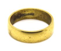 An 18ct gold ring, hallmarked, size O, 5.6g.
