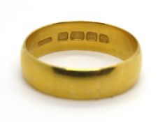 A hallmarked 22ct gold ring size V, 7.