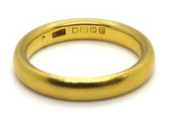A hallmarked 22ct gold ring size O, 6.