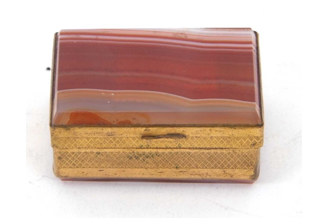 Mixed Lot: A Georgian enamel Bilston patch box, circa 1780 of oval form, the cover with dark blue - Image 7 of 16