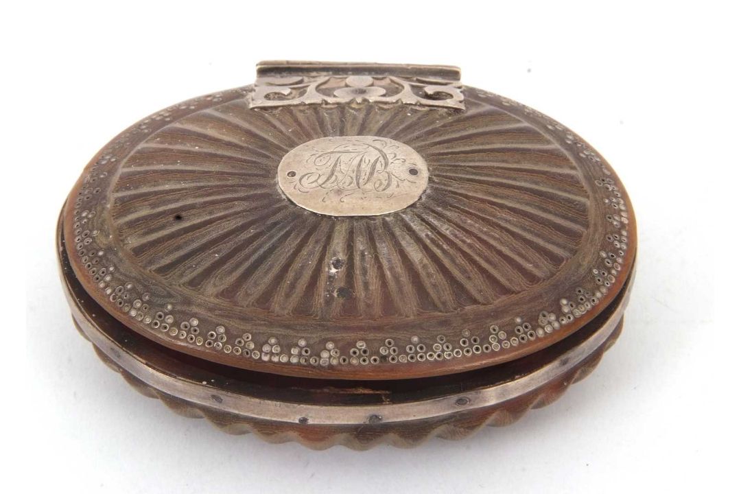 Mixed Lot: A Georgian enamel Bilston patch box, circa 1780 of oval form, the cover with dark blue - Image 3 of 16