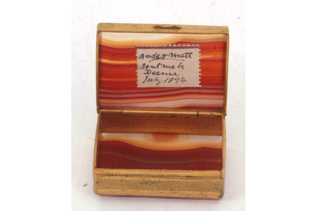 Mixed Lot: A Georgian enamel Bilston patch box, circa 1780 of oval form, the cover with dark blue - Image 10 of 16