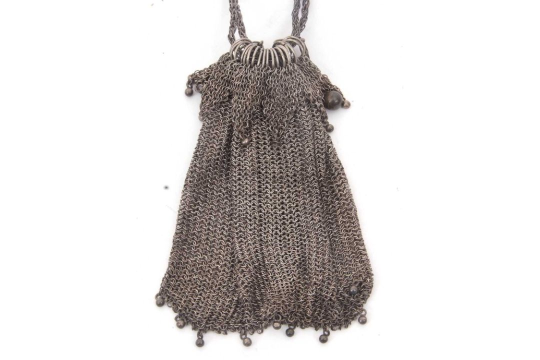 A ladies vintage white metal chain mail and beaded purse, 150gms - Image 3 of 4