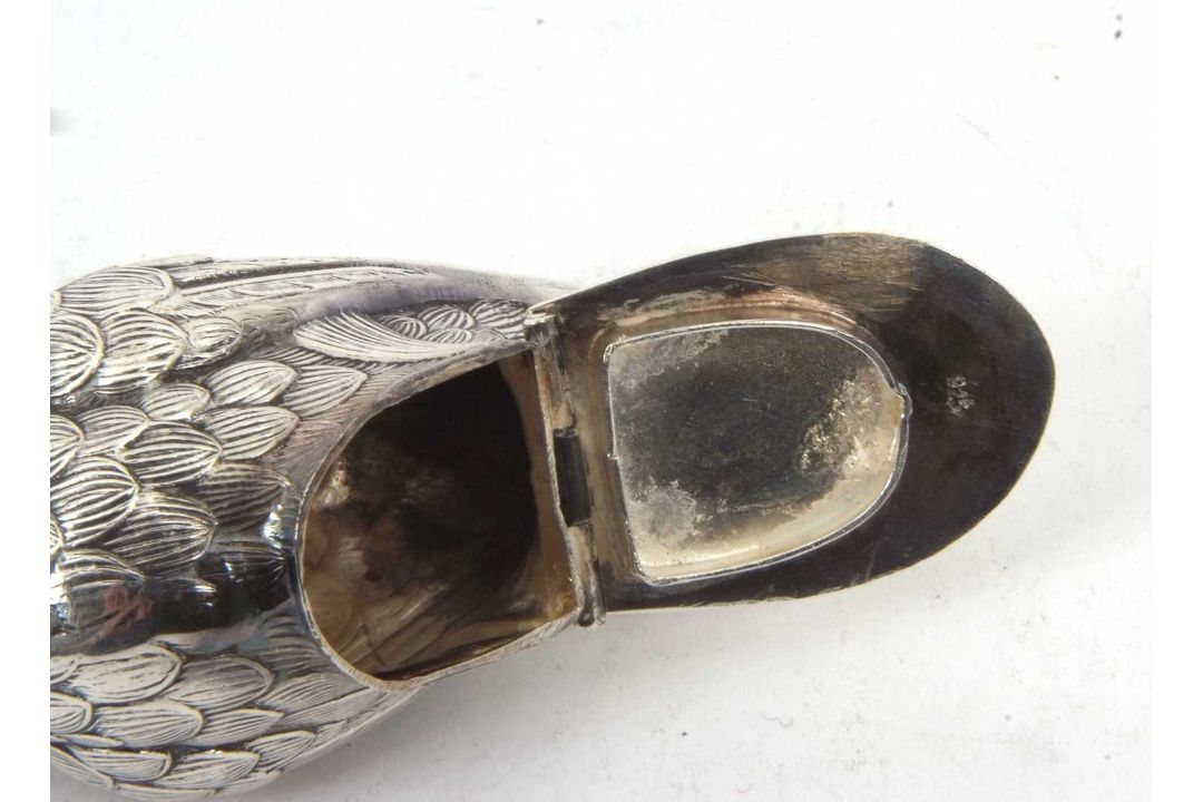 A white metal bird formed salt condiment, stamped 925, the naturalistic model bird with a hinged - Image 7 of 7