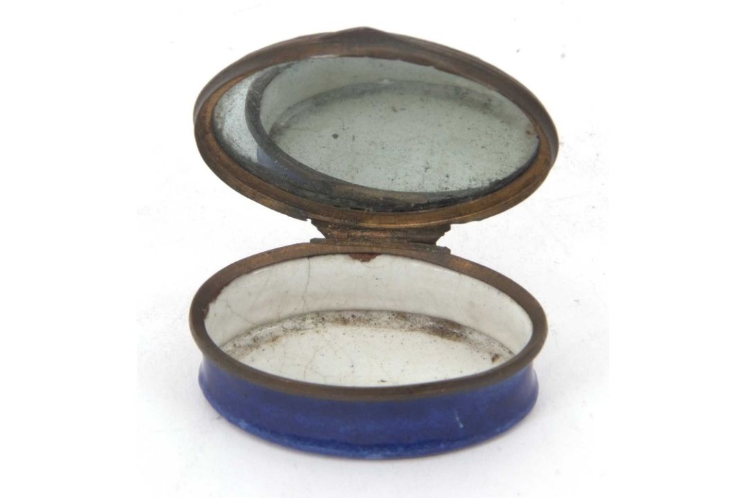Mixed Lot: A Georgian enamel Bilston patch box, circa 1780 of oval form, the cover with dark blue - Image 16 of 16