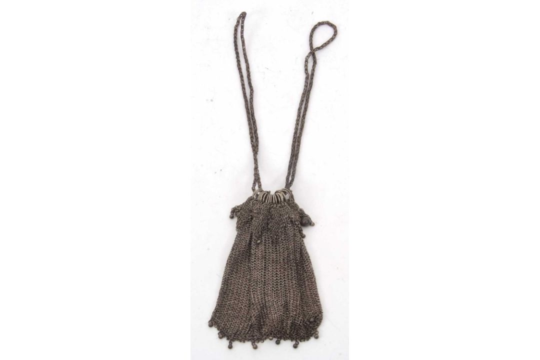 A ladies vintage white metal chain mail and beaded purse, 150gms - Image 2 of 4