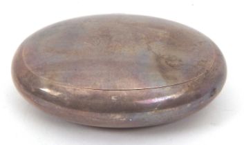 An early 20th Century silver "pebble" snuff/tabacco box of plain oval form, squeeze spring loaded