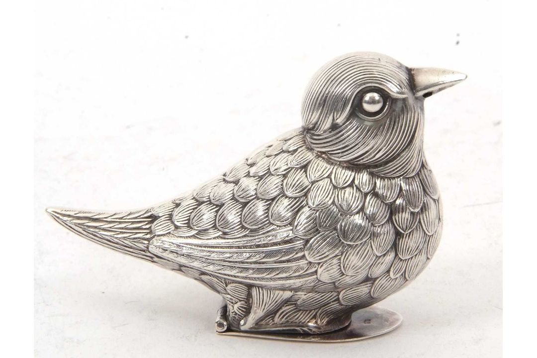 A white metal bird formed salt condiment, stamped 925, the naturalistic model bird with a hinged - Image 1 of 7