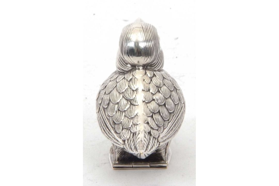 A white metal bird formed salt condiment, stamped 925, the naturalistic model bird with a hinged - Image 5 of 7