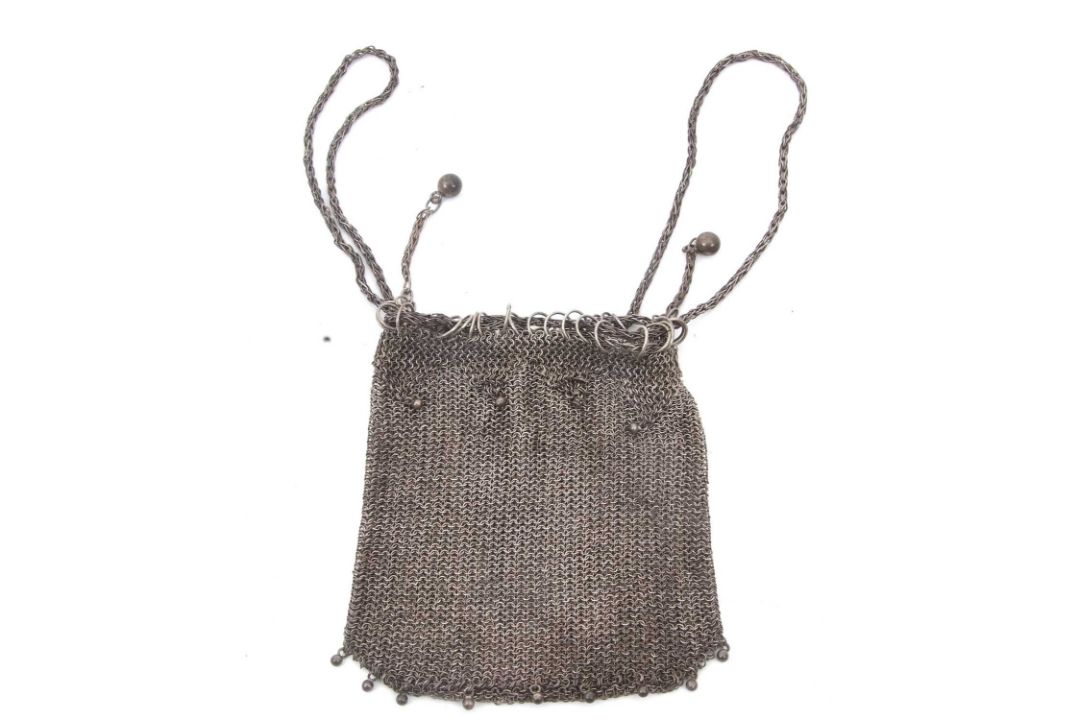 A ladies vintage white metal chain mail and beaded purse, 150gms - Image 1 of 4
