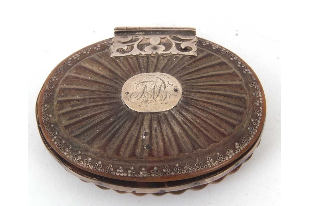Mixed Lot: A Georgian enamel Bilston patch box, circa 1780 of oval form, the cover with dark blue - Image 4 of 16