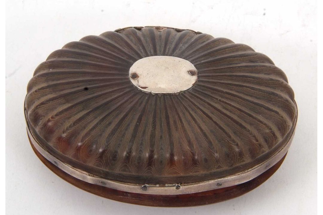 Mixed Lot: A Georgian enamel Bilston patch box, circa 1780 of oval form, the cover with dark blue - Image 6 of 16