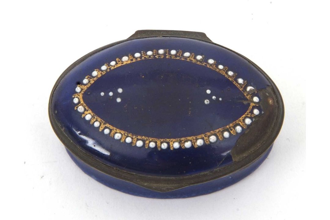 Mixed Lot: A Georgian enamel Bilston patch box, circa 1780 of oval form, the cover with dark blue - Image 15 of 16