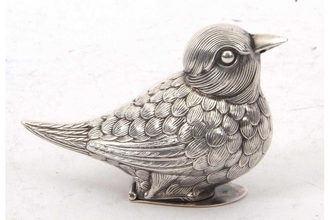 A white metal bird formed salt condiment, stamped 925, the naturalistic model bird with a hinged - Image 2 of 7