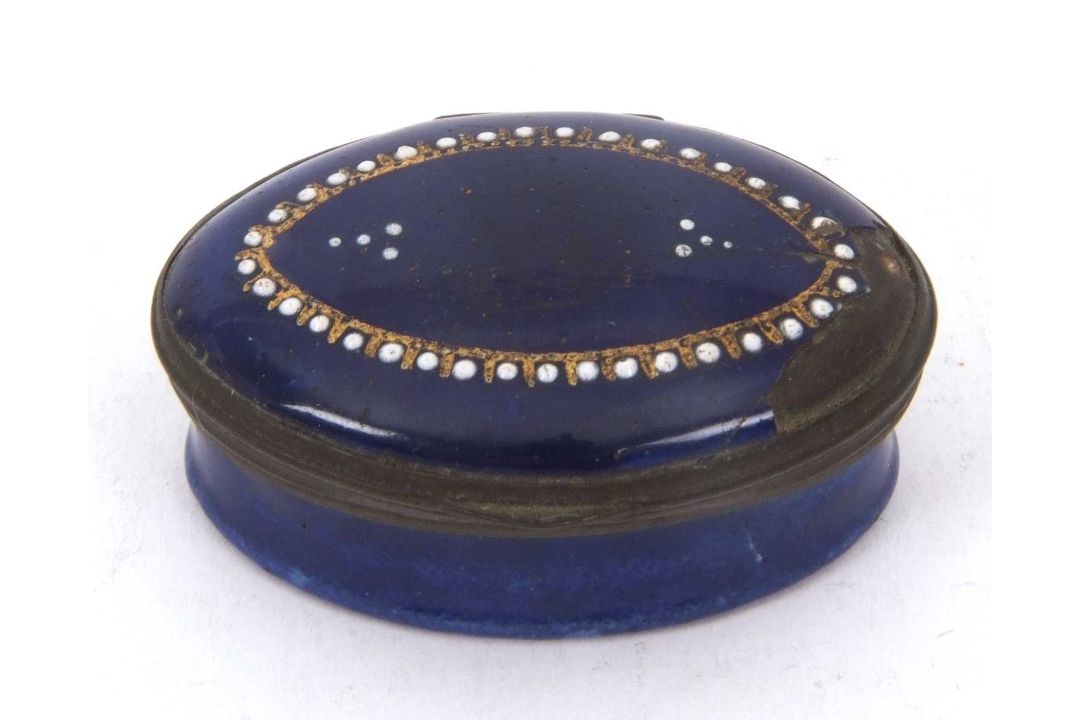 Mixed Lot: A Georgian enamel Bilston patch box, circa 1780 of oval form, the cover with dark blue - Image 12 of 16