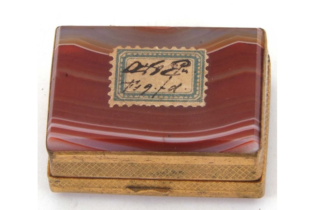 Mixed Lot: A Georgian enamel Bilston patch box, circa 1780 of oval form, the cover with dark blue - Image 11 of 16