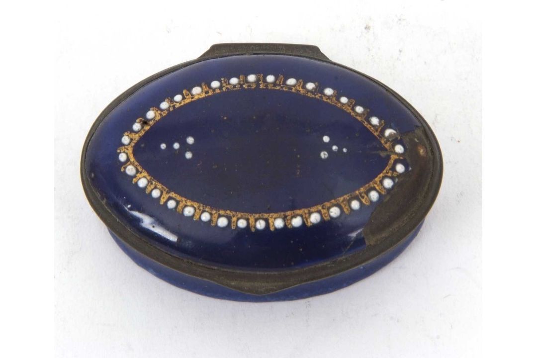 Mixed Lot: A Georgian enamel Bilston patch box, circa 1780 of oval form, the cover with dark blue - Image 13 of 16
