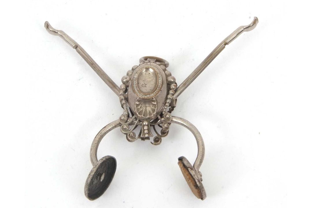 A Victorian skirt lifter, 12.5cm long - Image 2 of 3