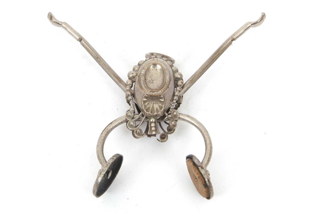 A Victorian skirt lifter, 12.5cm long - Image 1 of 3