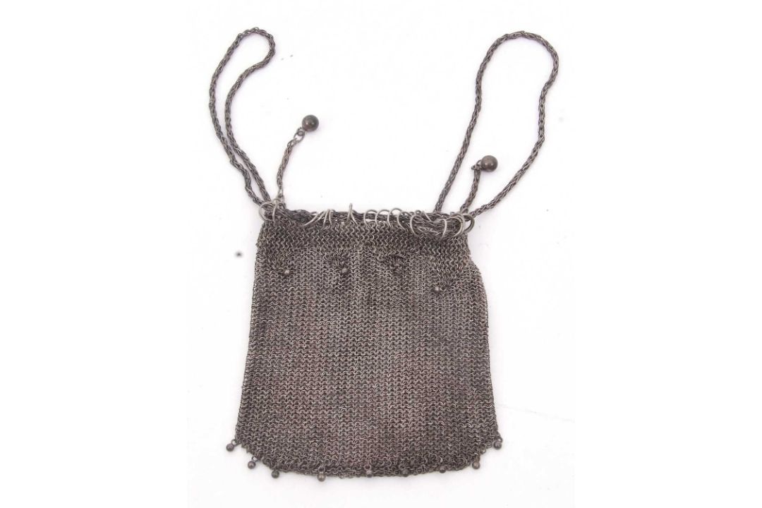 A ladies vintage white metal chain mail and beaded purse, 150gms - Image 4 of 4
