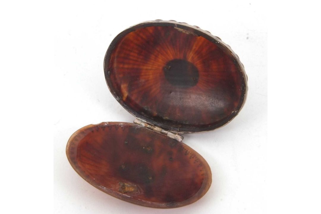 Mixed Lot: A Georgian enamel Bilston patch box, circa 1780 of oval form, the cover with dark blue - Image 5 of 16