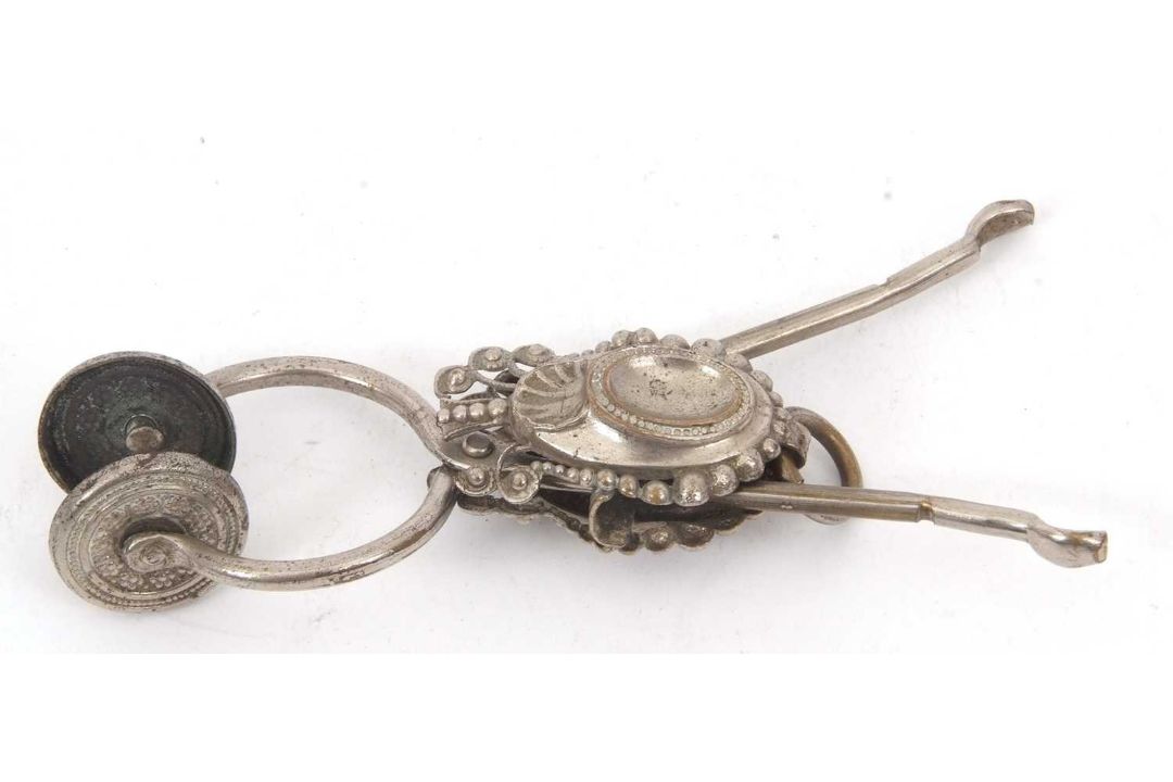 A Victorian skirt lifter, 12.5cm long - Image 3 of 3