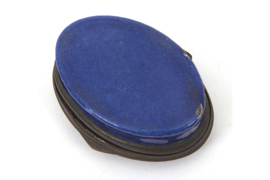 Mixed Lot: A Georgian enamel Bilston patch box, circa 1780 of oval form, the cover with dark blue - Image 14 of 16