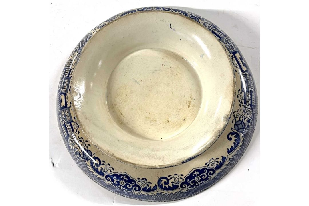 A mid 19th Century Staffordshire pottery dish with Willow pattern, 26cm diameter - Image 3 of 4