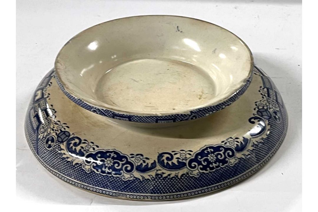 A mid 19th Century Staffordshire pottery dish with Willow pattern, 26cm diameter - Image 4 of 4