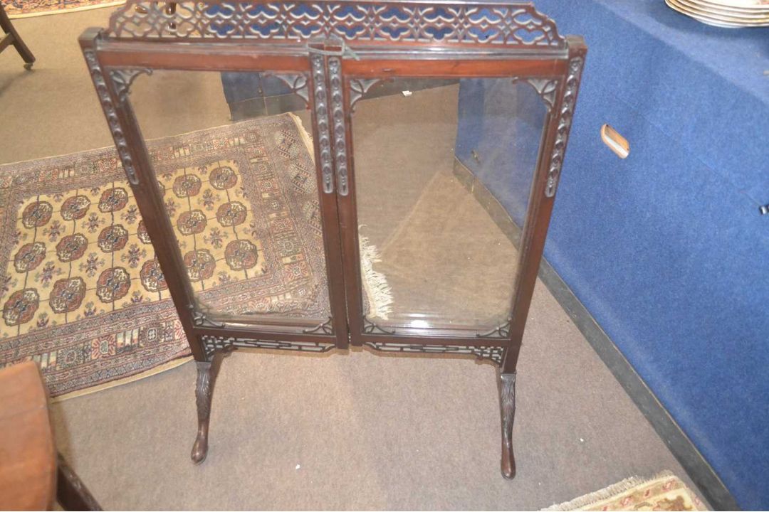 A Georgian Revival mahogany framed folding fire screen fitted with three panels of glass - Image 3 of 4
