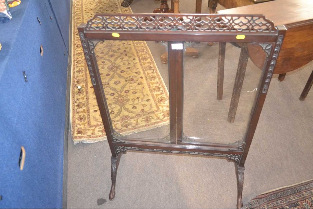 A Georgian Revival mahogany framed folding fire screen fitted with three panels of glass - Image 4 of 4
