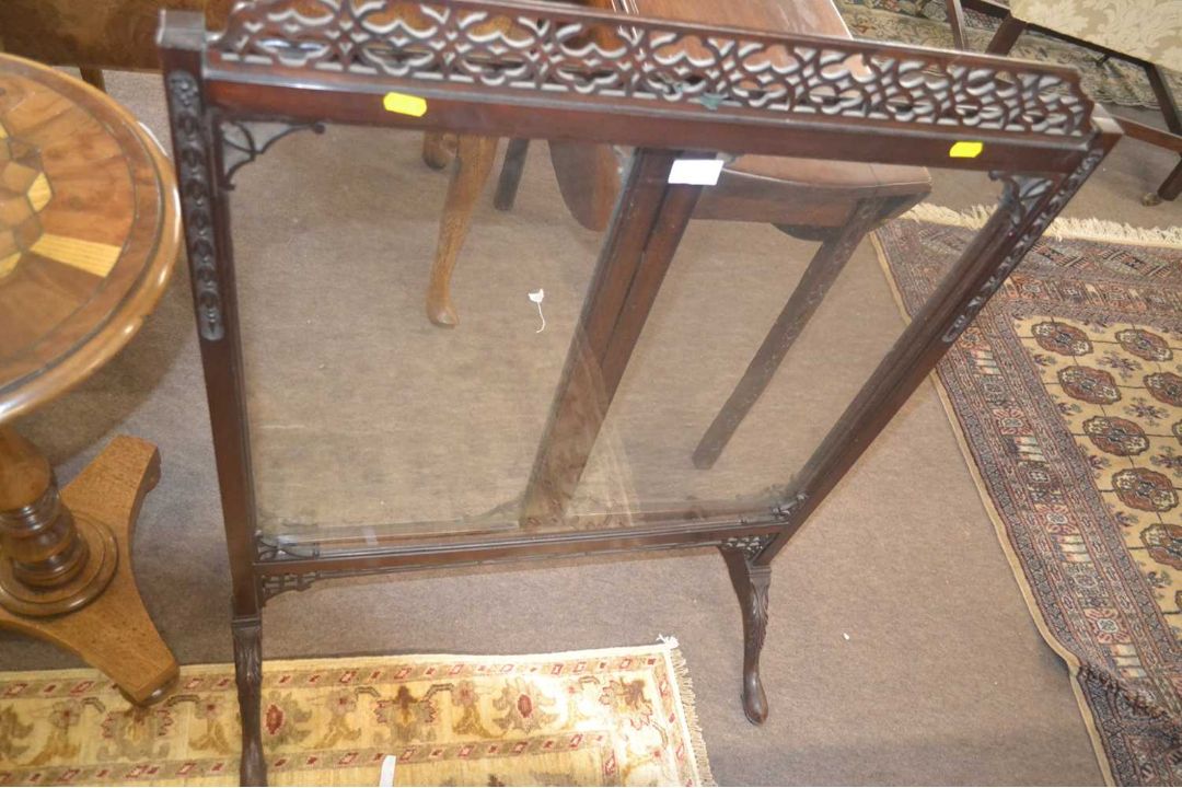 A Georgian Revival mahogany framed folding fire screen fitted with three panels of glass - Image 2 of 4
