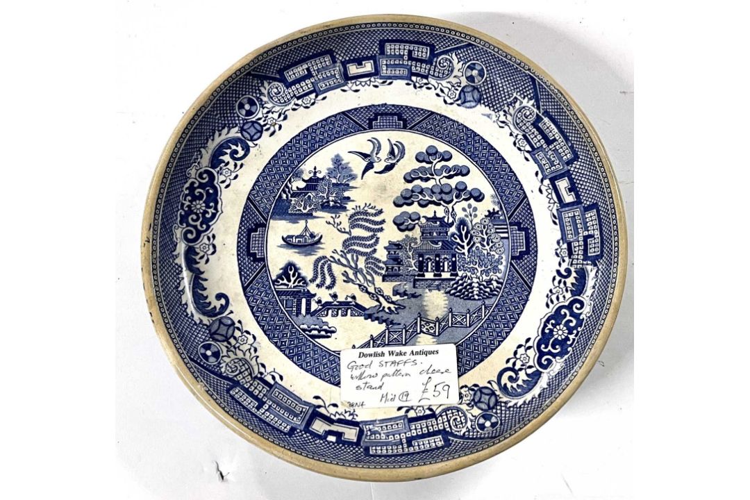 A mid 19th Century Staffordshire pottery dish with Willow pattern, 26cm diameter - Image 2 of 4