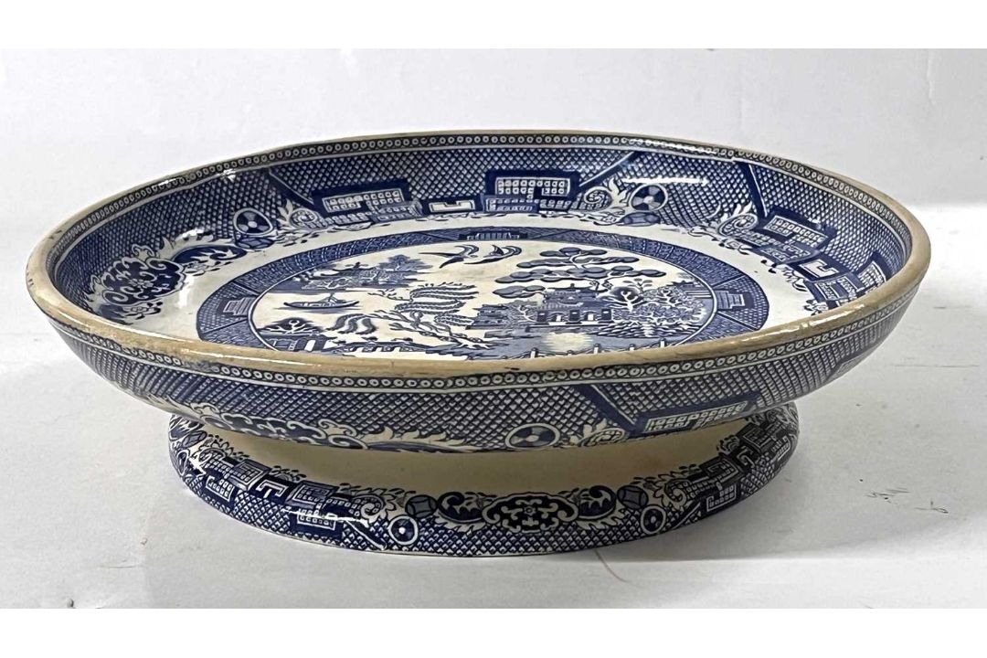 A mid 19th Century Staffordshire pottery dish with Willow pattern, 26cm diameter - Image 1 of 4