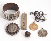 A mixed lot of gold and silver jewellery: to include a 9ct St Christopher charm, hallmarked London