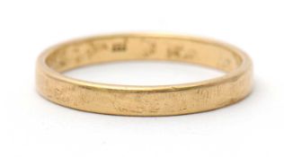 A gold wedding band, stamped 333, size S, 2.2g