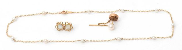 A mixed lot: to include a 9ct cultured pearl necklace, with tag stamped 375 and hallmarked